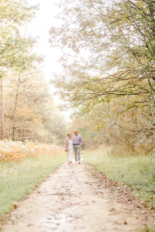 amour bonheur chemin de terre romance se tenir la main